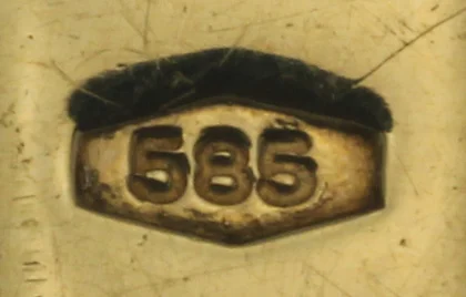 585