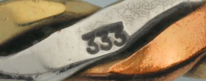 Rotgold neben anderen Farbgoldlegierungen
