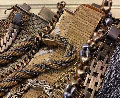 goldene Armbänder
