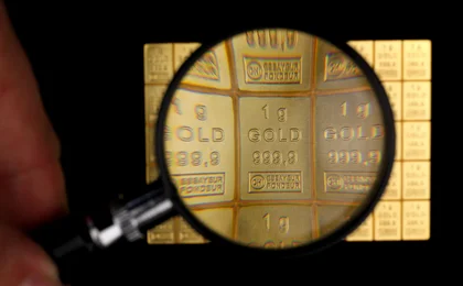 Einzelne 1g Goldbarren lassen sich ohne Werkzeug leicht abtrennen