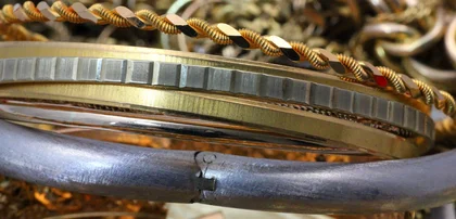 Goldene Armreifen