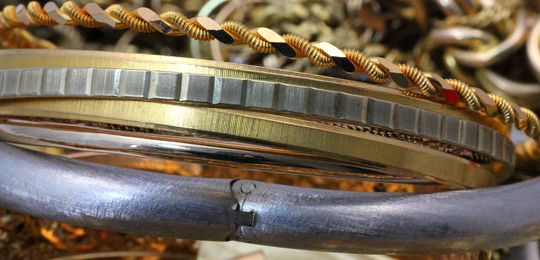 Goldene Armreifen
