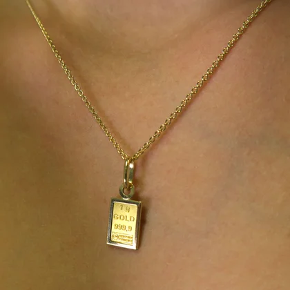 Goldbarren Schmuck als Anhänger getragen am Hals