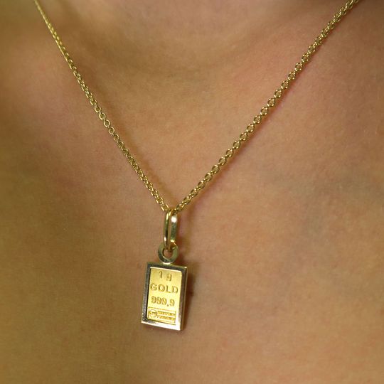 Goldbarren Schmuck als Anhänger getragen am Hals